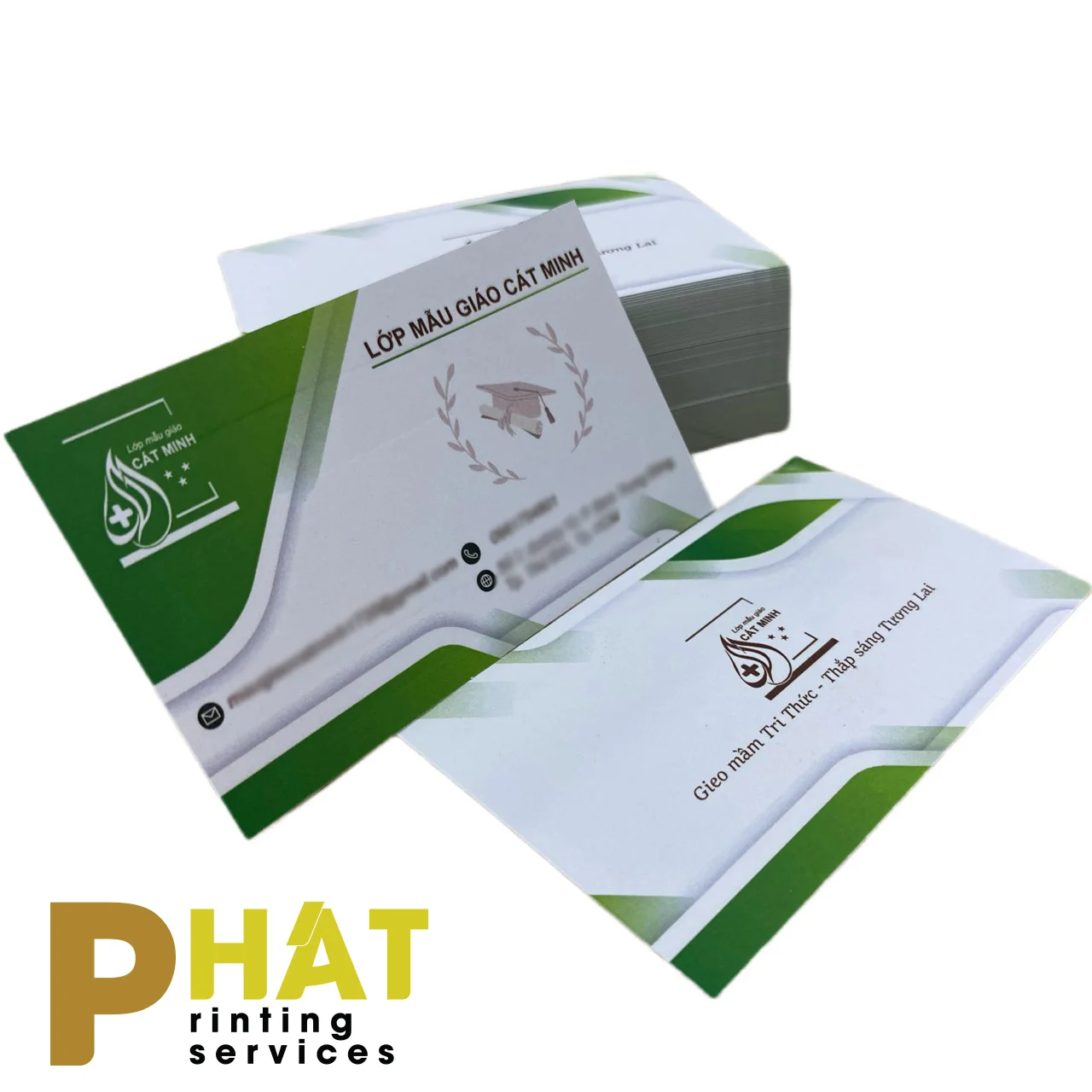 In Name Card 1 Name card nền trắng viền xanh lá in logo và thông tin liên hệ, xếp cạnh xấp card cùng mẫu