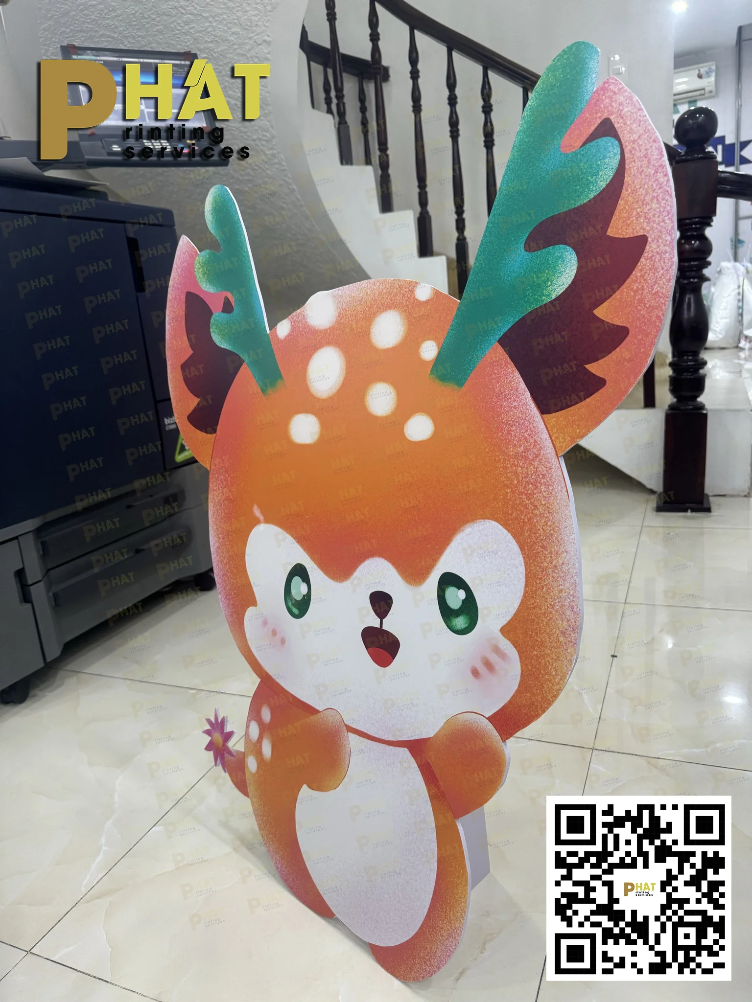 In Standee Mô Hình 1 Standee mô hình cắt theo hình chú nai hoạt hình, in màu trên tấm bồi dựng đứng trên sàn