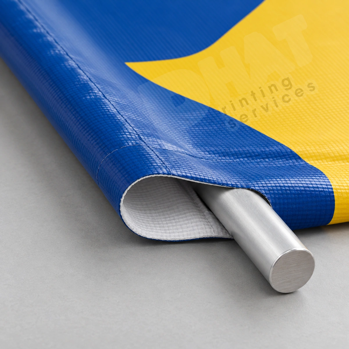Cận miệng túi xỏ cây của banner và thanh đi qua túi, minh họa cách tiếp nhận