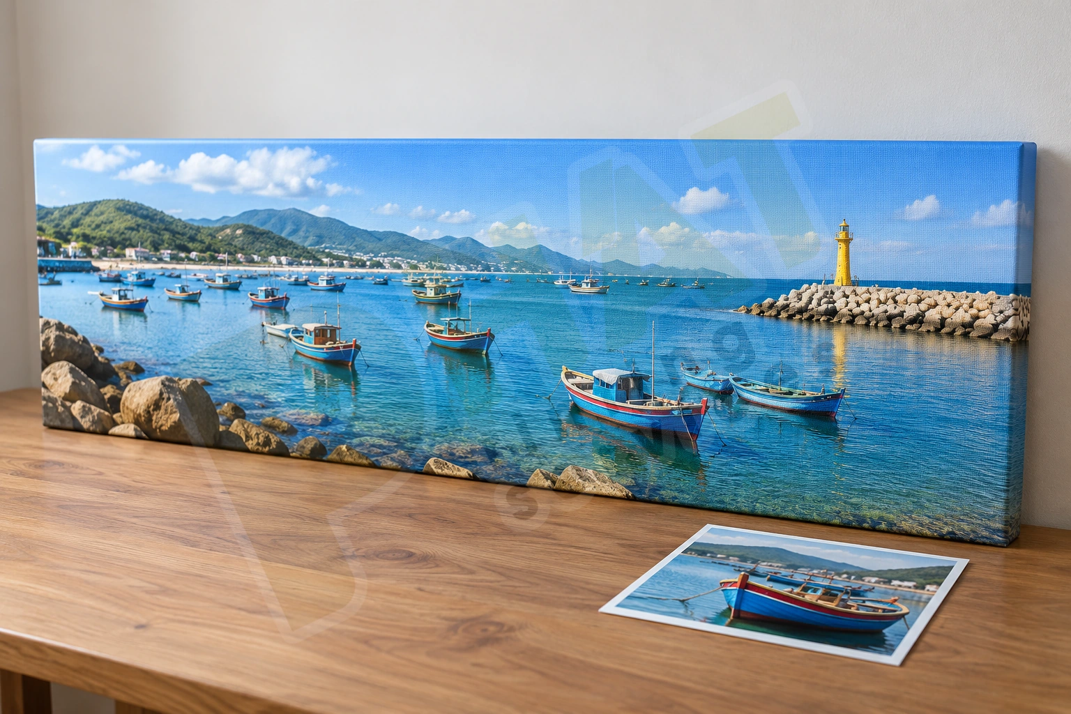 Tranh Canvas dạng panorama cảnh cảng biển với thuyền và hải đăng, đặt cạnh một ảnh phẳng