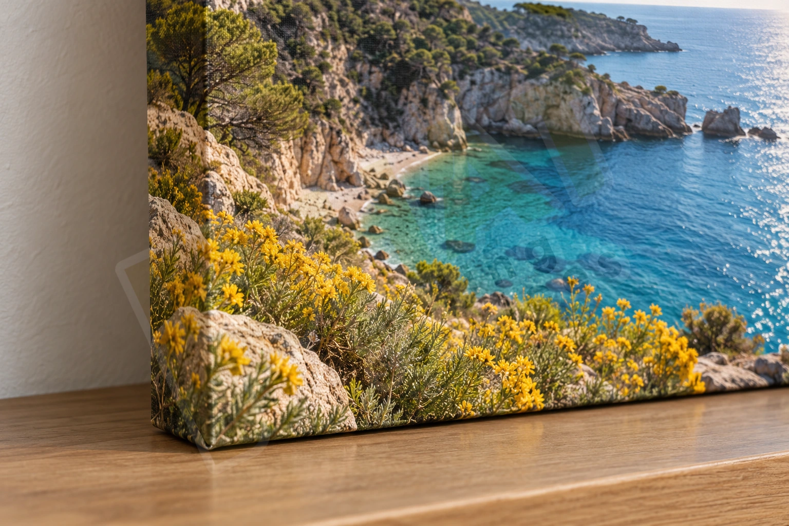Cận góc Canvas phong cảnh biển, thấy mặt hình, ảnh ôm cạnh và điểm tiếp xúc trên bàn