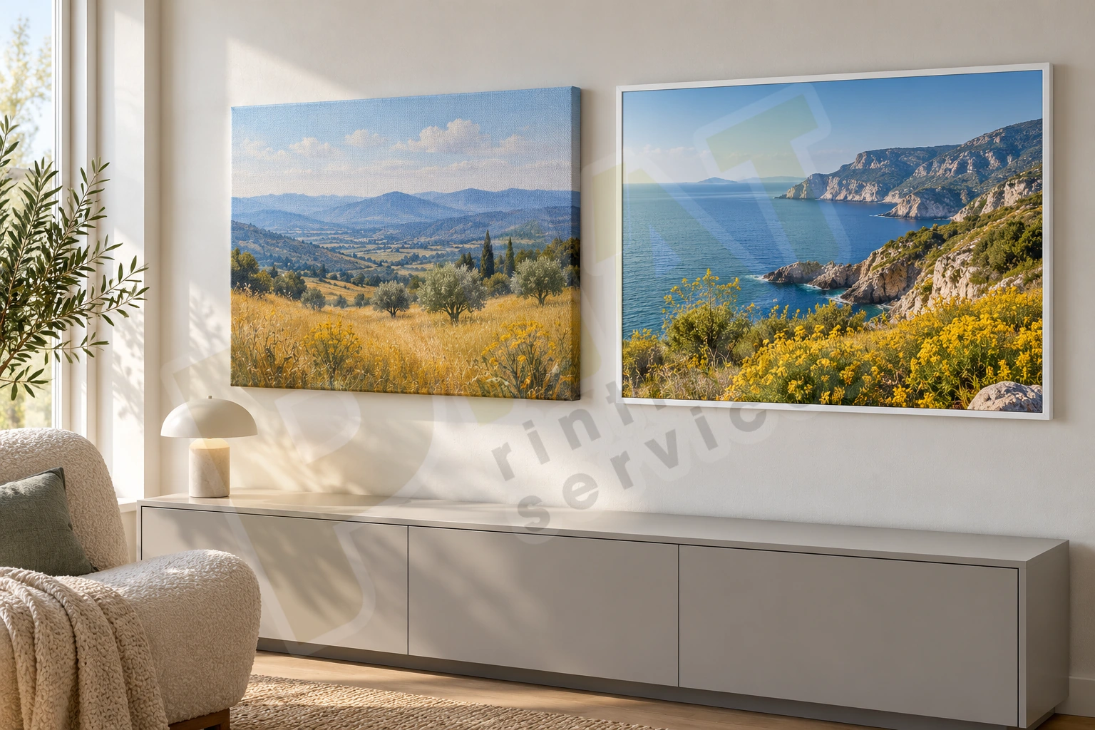 Hai tranh phong cảnh, một mặt Canvas ôm cạnh và một hình phẳng có viền, treo trên tường sáng