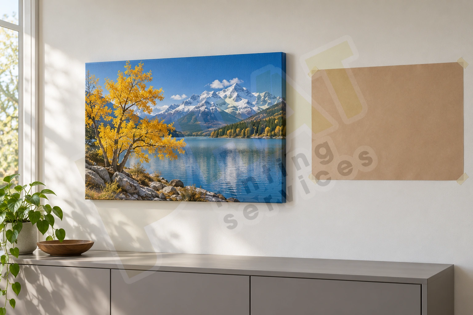 Chọn Kích Thước Tranh Canvas Theo Ảnh Gốc Và Vị Trí Treo 3 Tranh Canvas phong cảnh hồ treo cạnh một tấm giấy tạm đánh dấu phương án vùng tường