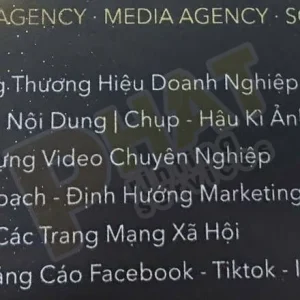Cận cảnh các dòng chữ trắng nhỏ có dấu tiếng Việt trên name card nền đen