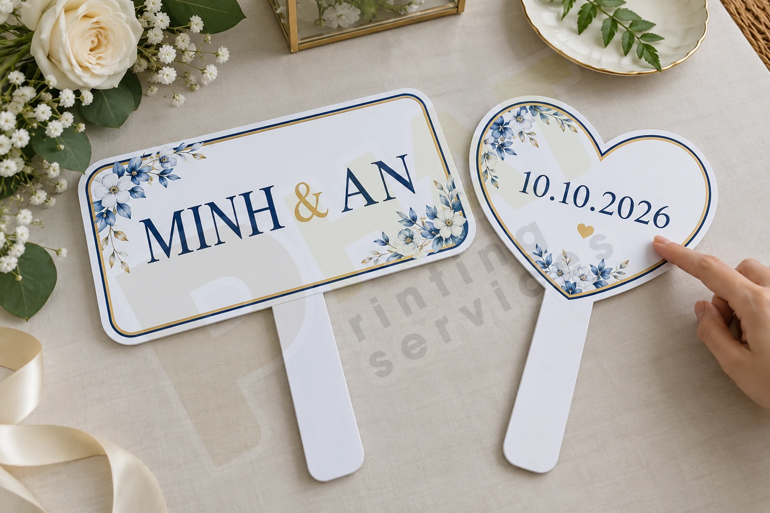 Render minh họa hai bảng tên và ngày cần duyệt riêng cho bộ hashtag cưới