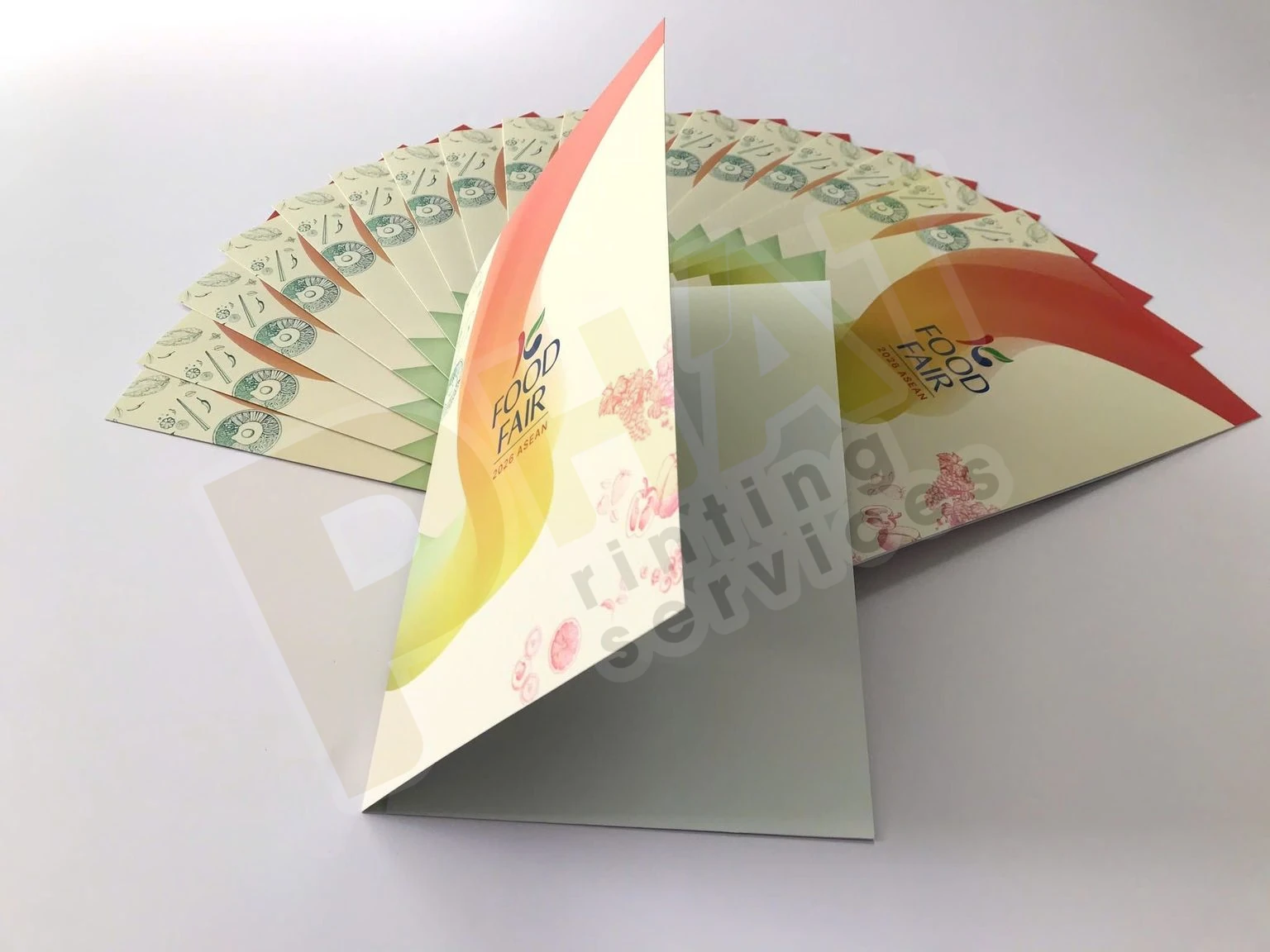 File In Folder: Dàn Trang Trên Khuôn Bế, Tai Gài Và Khe Name Card 3 Một folder dựng đứng hé mở thấy nếp gáy, phía sau là nhiều folder xếp hình quạt