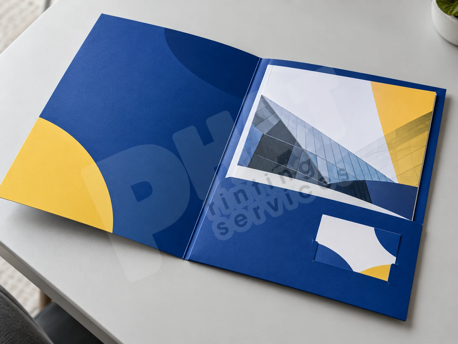Folder hồ sơ mở, tay gấp giữ brochure và danh thiếp
