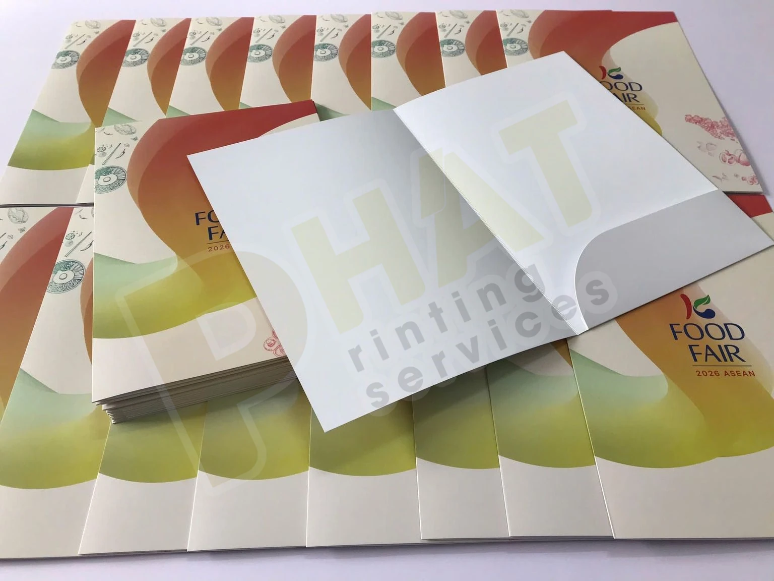 File In Folder: Dàn Trang Trên Khuôn Bế, Tai Gài Và Khe Name Card 2 Một folder mở thấy mặt trong trắng, đặt trên nhiều folder có mặt ngoài in hình màu cam vàng