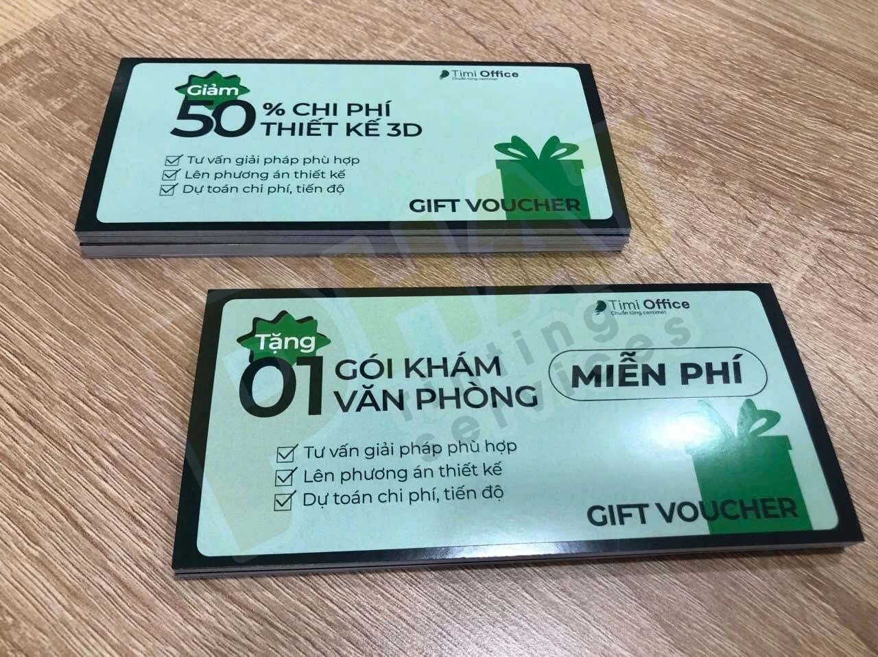 In Voucher Có Số Sê-ri Và Mã QR: Chuẩn Bị Dữ Liệu Và Kiểm Trùng 2 Hai tấm gift voucher nền đen viền xanh in nội dung ưu đãi bằng chữ lớn