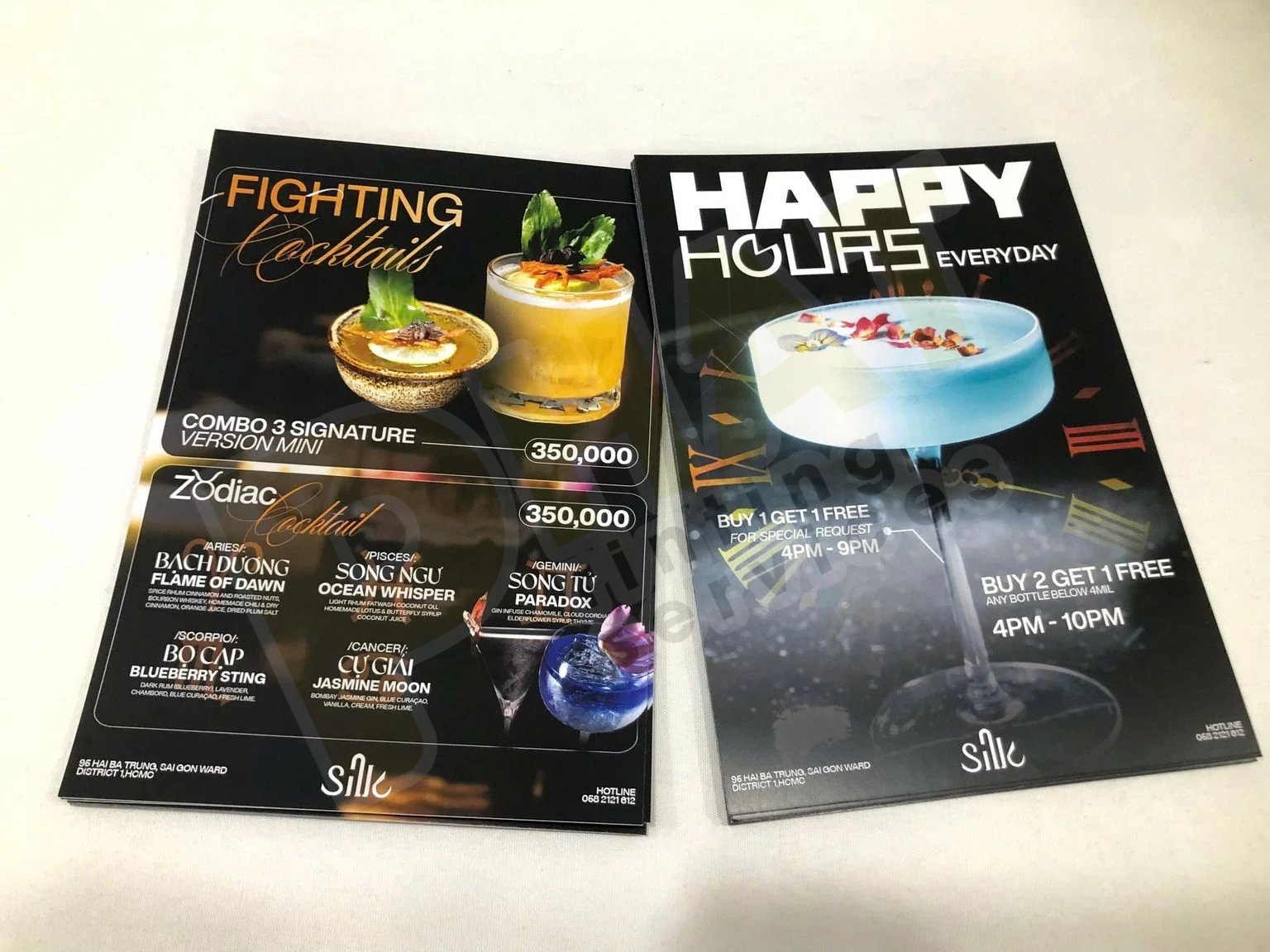 In Tờ Rơi Lấy Trong Ngày: Số Lượng Ít, Giấy, Cán Màng Và File 2 Hai tờ rơi nền đen in hình ly cocktail và dòng tiêu đề lớn đặt cạnh nhau