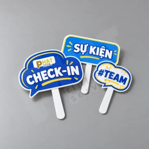 Ba bảng hashtag cầm tay xanh vàng có tay cầm rời, logo Nhà in Phát