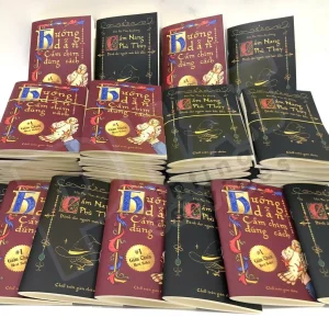 Nhiều cuốn sách bìa mềm in kỹ thuật số xếp thành chồng theo hai mẫu bìa