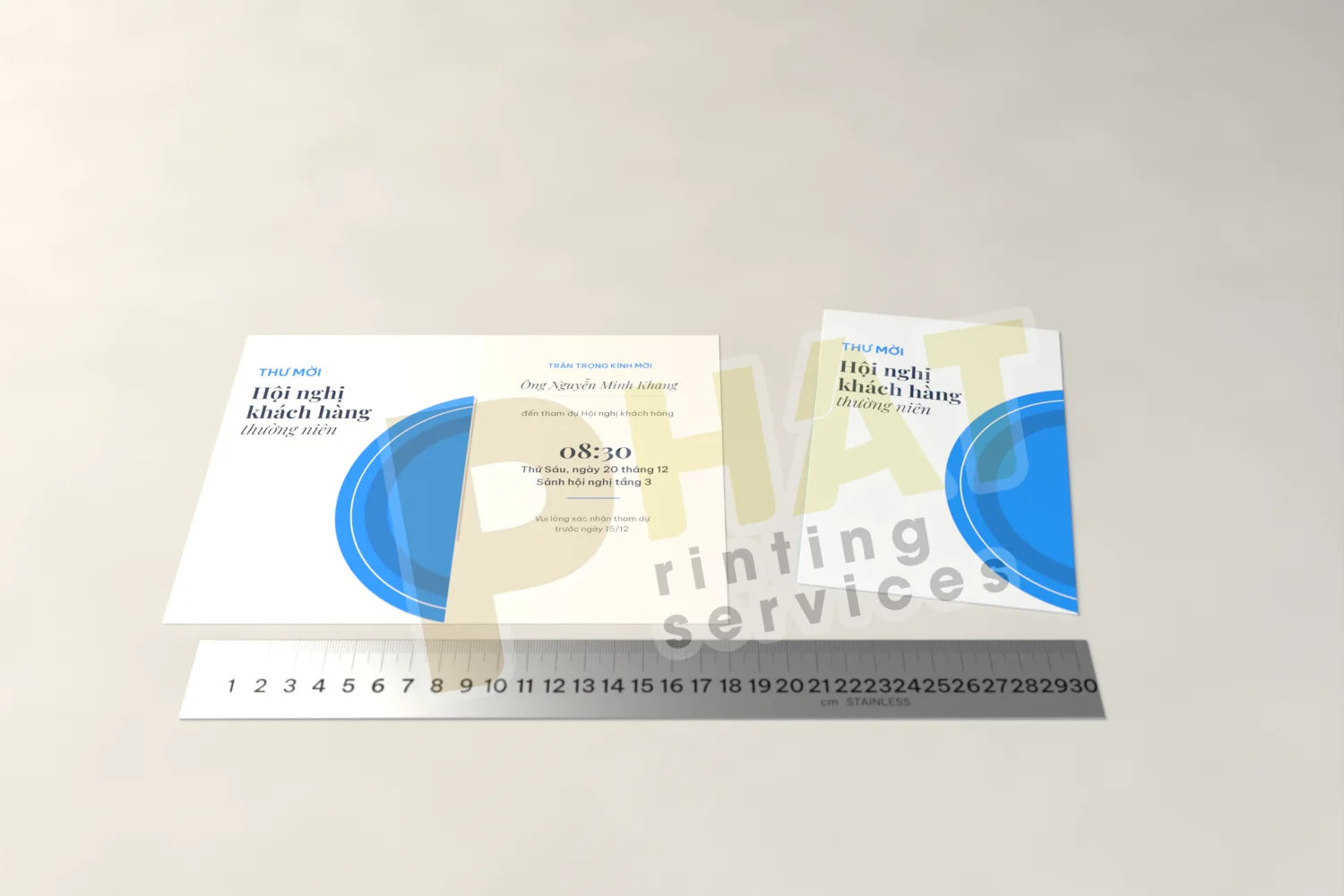 Kích thước thiệp mời gấp đôi: khổ trải 20 × 15 cm cạnh thiệp đã gấp 10 × 15 cm và thước thép