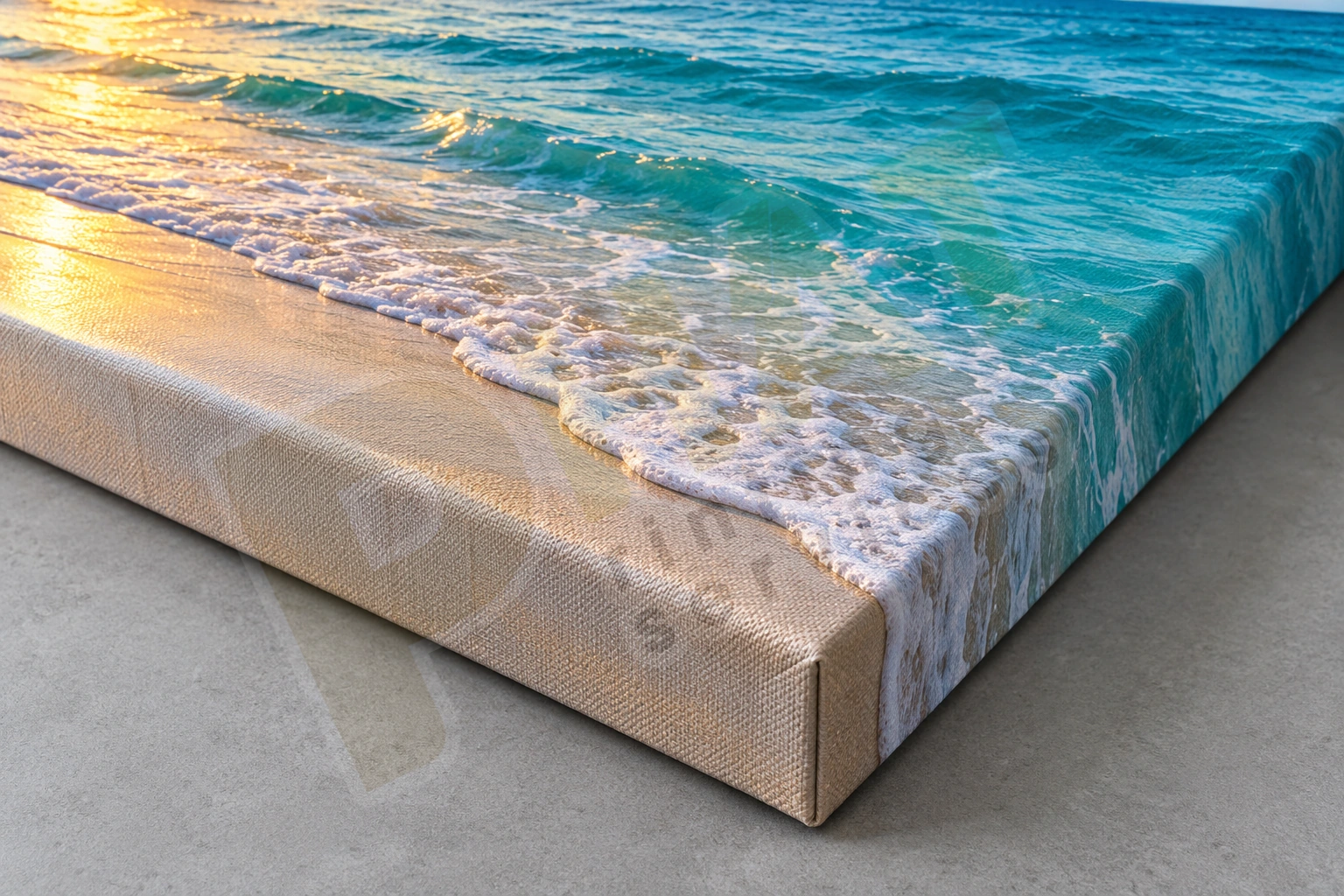 Cận góc Canvas phong cảnh biển đặt trên bàn, thấy mặt dệt, cạnh ôm ảnh và góc hoàn thiện
