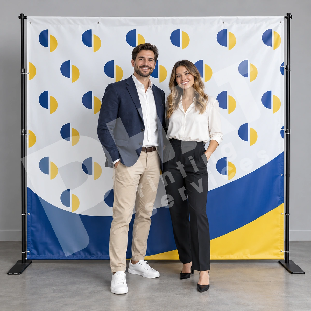 Logo Tài Trợ Trên Backdrop: Kích Thước Và Vùng Xuất Hiện 2 Ảnh render minh họa hai người đứng trước backdrop có biểu tượng xanh vàng lặp lại