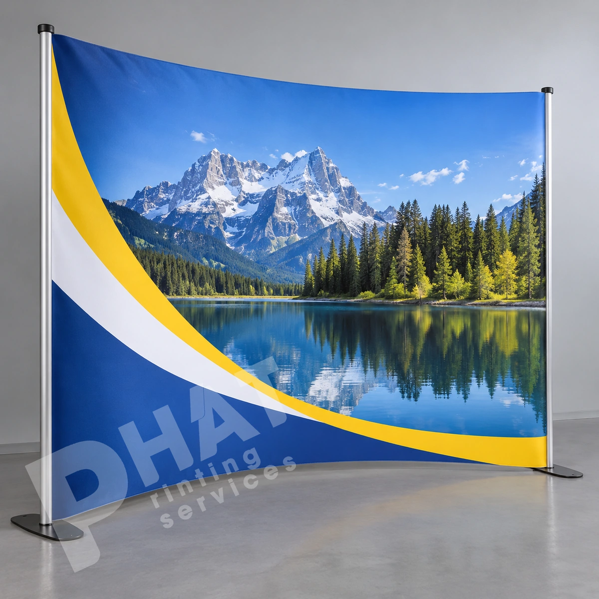 Backdrop phong cảnh núi hồ căng giữa hai trụ kim loại có chân đỡ