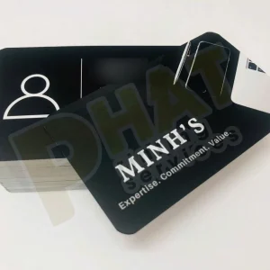Xấp name card nền đen bo góc, mặt trước in chữ và biểu tượng màu trắng