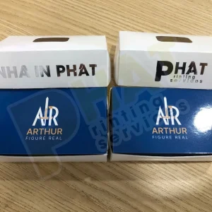 Hai hộp mở nắp, bên trong là xấp name card nền xanh in logo trắng