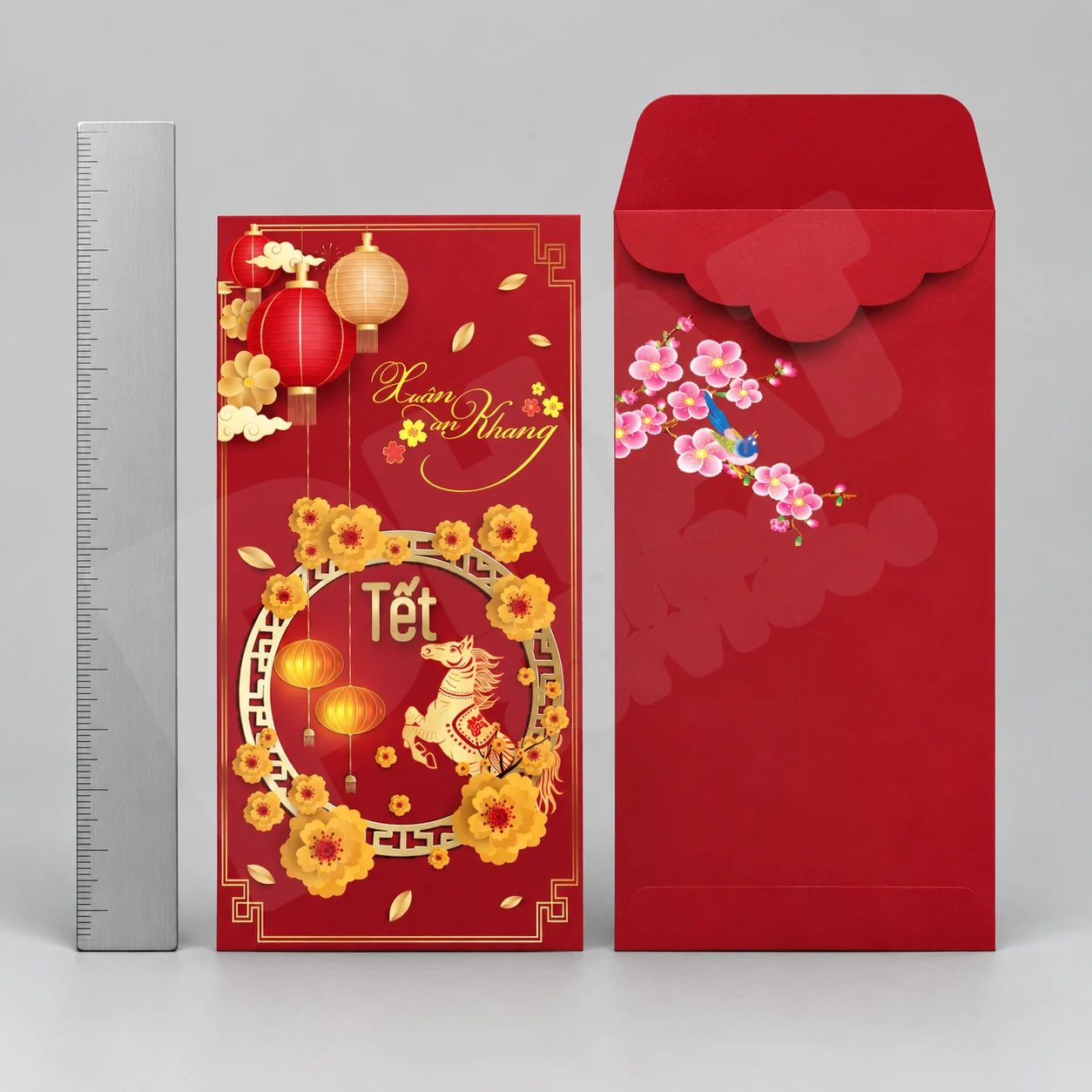 Bao lì xì mặt trước và mặt sau trên nền studio xám — minh họa kiểm tra file in bao lì xì
