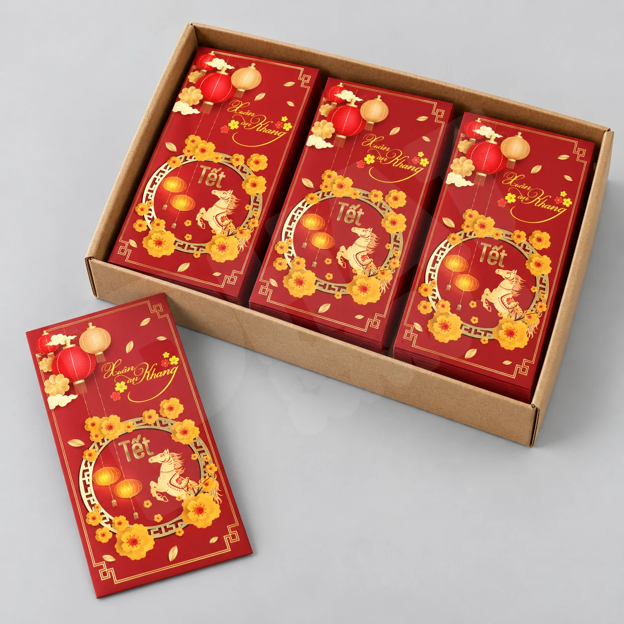 Bao lì xì mặt trước và mặt sau trên nền studio xám — minh họa đặt in bao lì xì trước Tết