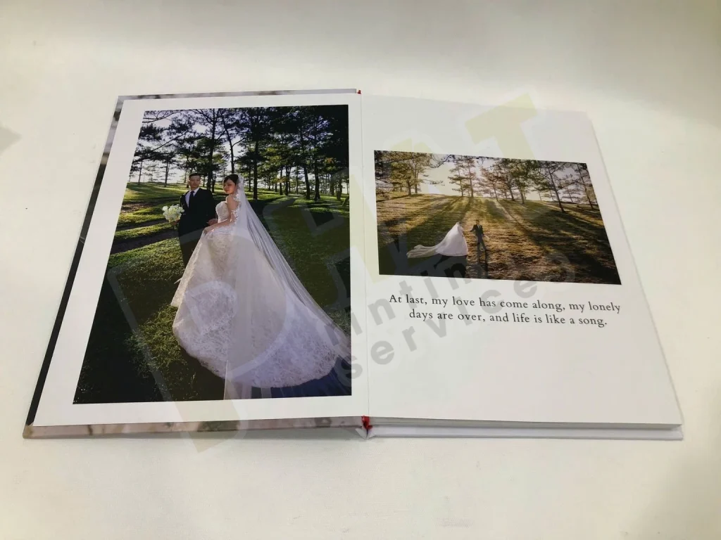 Cuốn photobook mở phẳng, trang trái ảnh đôi trong rừng thông, trang phải ảnh nhỏ và dòng chữ