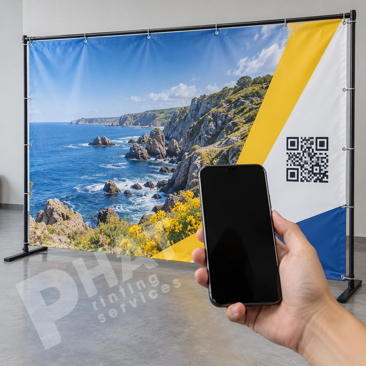 Ảnh render minh họa điện thoại màn hình đen trước banner phong cảnh biển có hình QR ở bên phải; QR chỉ minh họa, không phải mã hoạt động đã được kiểm chứng