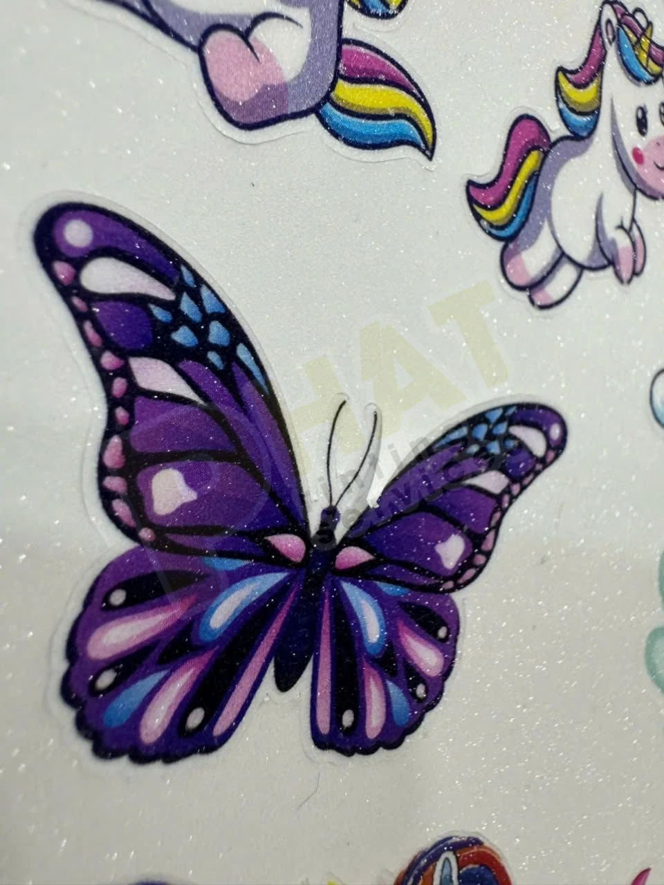 Cận cảnh sticker hình con bướm tím có viền trắng trên tờ decal