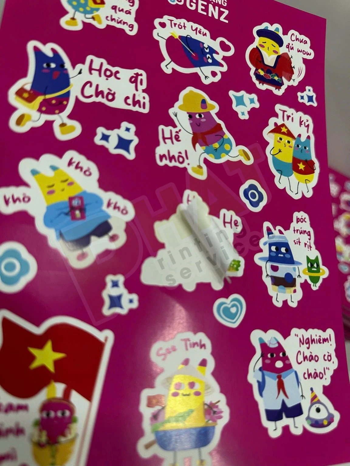 Tờ sticker nền hồng có nhiều hình nhân vật hoạt hình, một hình đã được bóc khỏi đế