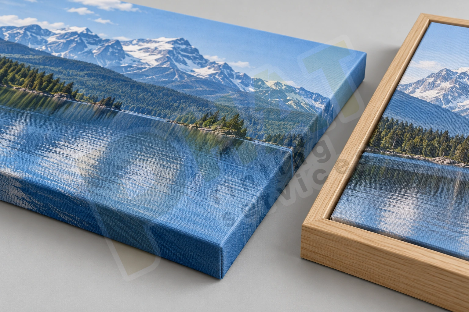 Cận cảnh bề mặt dệt và cạnh ôm ảnh của Canvas, bên cạnh một tranh có khung bao gỗ