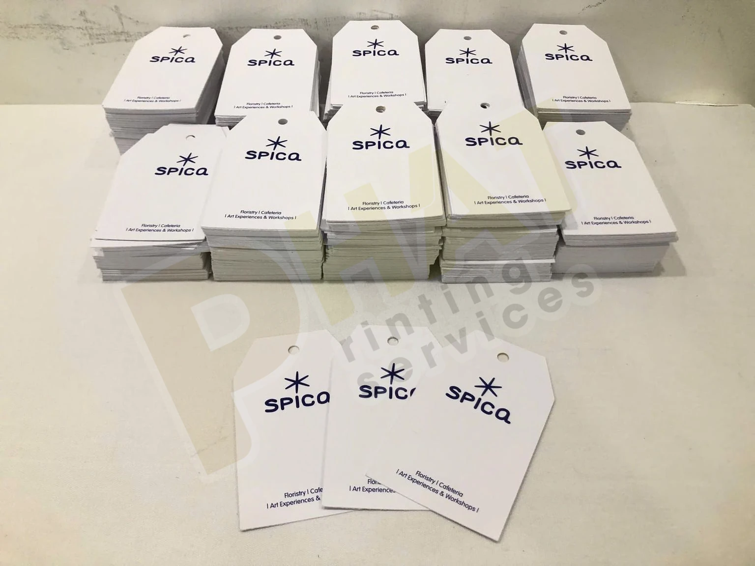 Nhiều xấp tag giấy trắng xếp thành hàng, ba chiếc đặt riêng phía trước